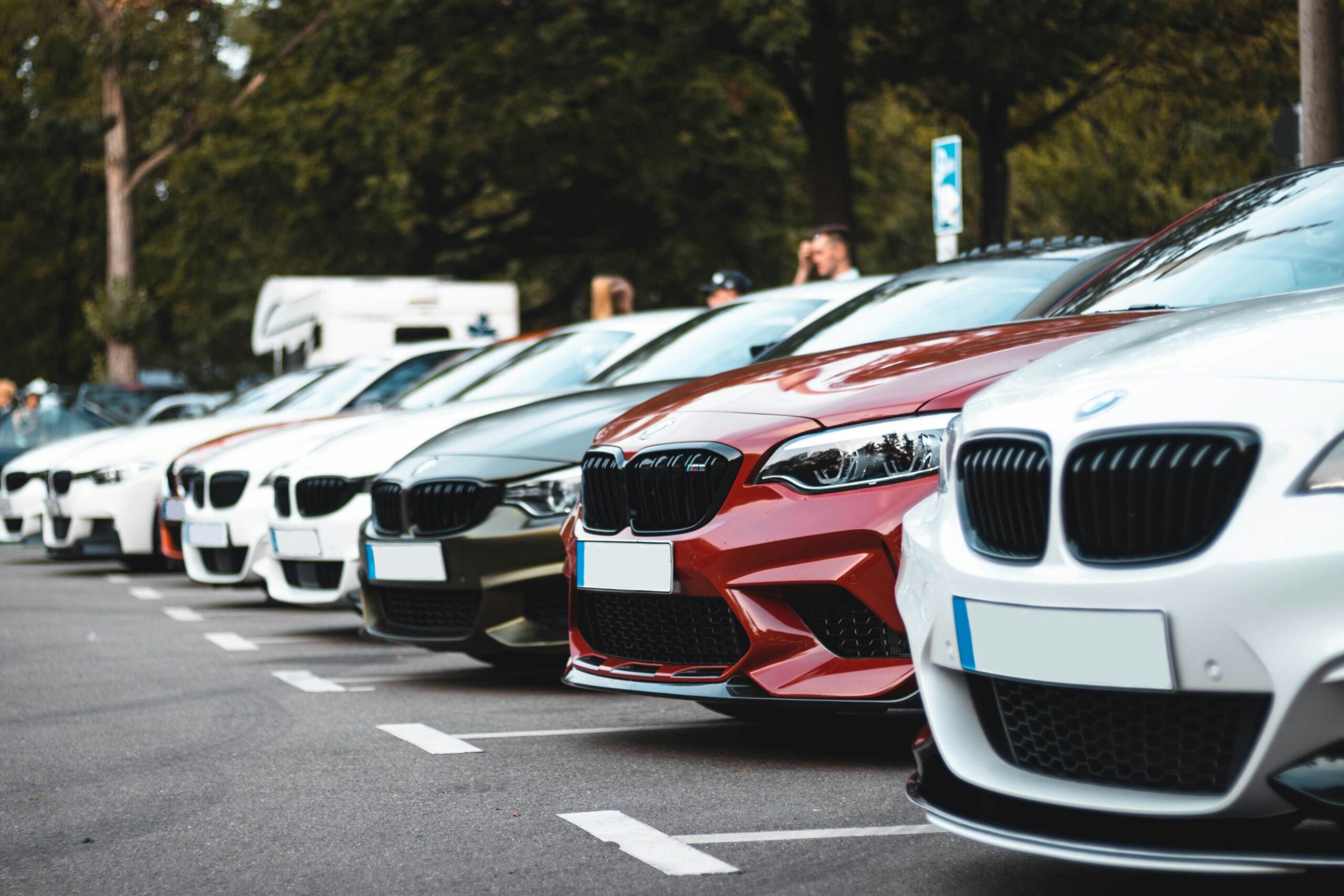 Red novih automobila na parkingu koji simbolizira vozni park tvrtke